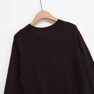 Maglione da donna in maglia marrone scuro con girocollo e spalle scese alla moda