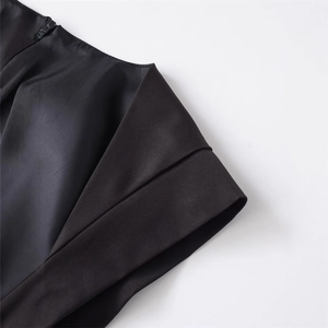Eleganter schwarzer Satin-Jumpsuit mit verdecktem Reißverschluss und Stoffstruktur-Detail
