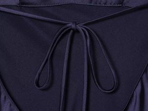 Dettaglio dell'elegante design con laccio sul retro dell'abito in raso viola scuro