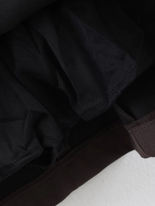 Detailaufnahme des elastischen Bunds und der hochwertigen Nähte dieses schwarzen Kleides