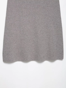 Detaillierte Makroansicht der feinen Textur und des Saums dieses grauen Strickrocks