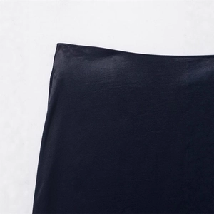 Jupe midi en satin noir élégante avec texture brillante et coupe ajustée moderne