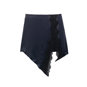Jupe midi en satin bleu marine avec ourlet asymétrique et détails en dentelle
