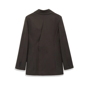Dettaglio del design unico con pieghe sovrapposte sul retro del blazer sfiancato