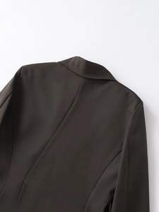 Vista dettagliata del retro di un blazer sfiancato con cuciture su collo e spalle