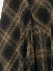 Vue macro de la texture du tissu écossais épais avec des motifs à carreaux marron et noir