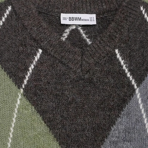 Maglione in maglia a rombi grigio scuro con dettagli verdi, stile invernale in lana