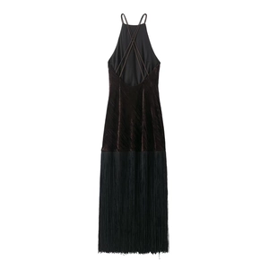 Détail de la texture du velours et des bretelles croisées dans le dos de la robe