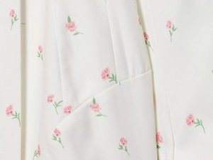Détails du tissu floral avec roses roses sur fond blanc pour veste de costume femme