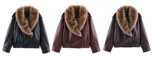 Trois vestes en similicuir avec col en fourrure synthétique en noir, rouge foncé et marron