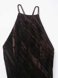 Détail d'une robe en velours marron foncé avec textures diagonales et doubles bretelles