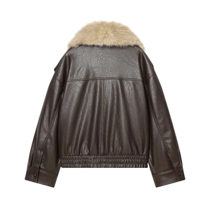 Détail du dos d'un blouson aviateur en simili cuir avec col en fausse fourrure et ourlet