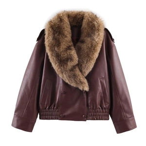 Détail d'une veste en similicuir bordeaux avec grand col en fausse fourrure marron