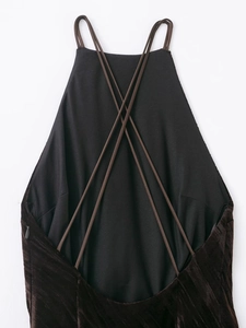 Vue détaillée d'une robe en velours dos nu avec fines bretelles croisées et zip invisible