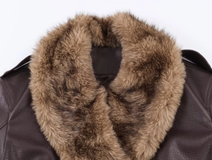 Détail de la veste en PU marron foncé avec col en fourrure synthétique et grain cuir