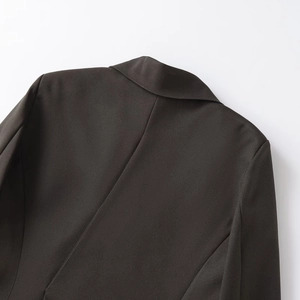 Vista posteriore di un blazer marrone scuro con cuciture raffinate su collo e spalle