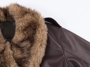 Gros plan sur la veste en similicuir marron foncé avec un col épais en fausse fourrure