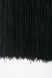 Détail de franges noires denses sur une robe mi-longue en velours pour femmes