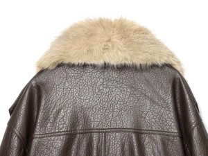 Gros plan d'une veste en cuir marron foncé avec grain texturé et col en fausse fourrure peluche