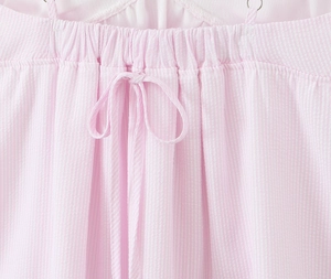 Detailansicht des rosa-weiß gestreiften Kleids mit elastischer Taille und Schleife