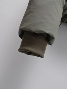 Dettaglio del polsino in maglia a costine antivento verde oliva su questa giacca con cappuccio