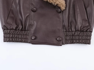 Détail de la veste en PU marron foncé avec col en fausse fourrure et ourlet élastique
