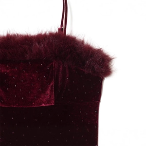 Abito da festa in velluto rosso scuro con piume sullo scollo e dettagli in strass lucidi