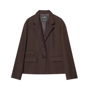 Détail d'un blazer marron café à deux boutons avec des poches à rabat asymétriques