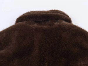 Détail rapproché de la texture en fausse fourrure marron avec des fibres brillantes