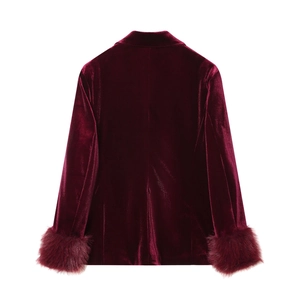 Dettaglio posteriore del blazer in velluto bordeaux con finiture in pelliccia sintetica