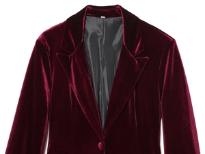 Dettaglio del blazer in velluto bordeaux con rever a lancia e bottone singolo