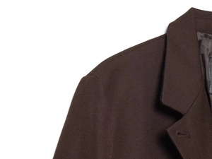 Vue détaillée de l'épaule et du revers d'un blazer marron foncé avec doublure en satin