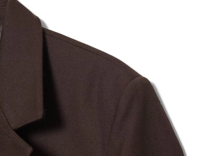Gros plan de l'épaule du blazer en sergé marron foncé avec coutures de précision