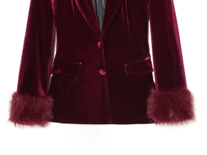 Dettaglio del blazer in velluto bordeaux con lussuoso bordo in piuma sui polsini