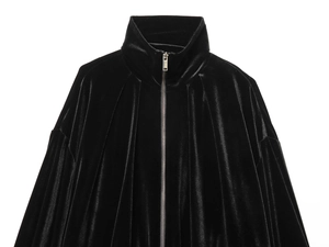 Dettaglio macro della giacca bomber in velluto nero con chiusura a zip in metallo argento