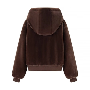 Vue arrière d'une veste à capuche en fausse fourrure marron foncé avec bords-côtes