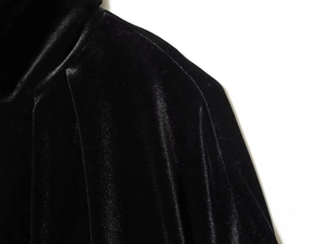 Dettaglio della trama in velluto nero premium sulla spalla e sul colletto del bomber