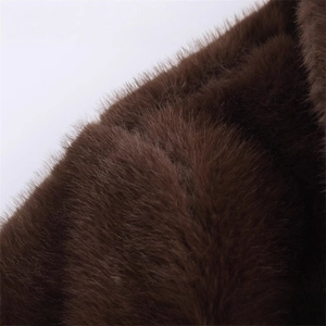 Veste femme en fausse fourrure marron, coupe ample et texture soyeuse de luxe