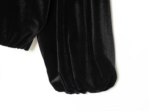 Dettaglio ravvicinato del tessuto in velluto nero con elegante texture arricciata