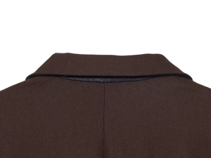 Détail du col d'un blazer marron foncé avec texture sergée et finition de bordure