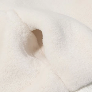 Gros plan détaillé sur la texture de fausse fourrure blanche et la poche de la veste