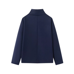 Dettaglio del retro di un cappotto in lana blu navy con collo alto e spalle calate