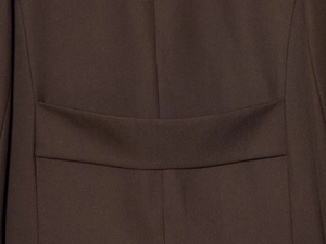 Détail d'un blazer en sergé marron foncé avec coutures droites et ceinture à la taille