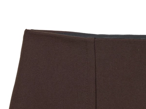 Gros plan du tissu sergé marron foncé du blazer montrant les coutures et la taille