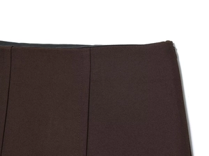 Détail de la taille d'une jupe en tissu marron foncé avec coutures et fermeture éclair