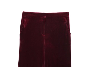 Dettaglio dei pantaloni in velluto bordeaux che mostra vita e tasche laterali