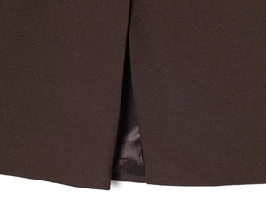 Détail de l'ourlet d'un blazer marron foncé avec fente et doublure intérieure satinée
