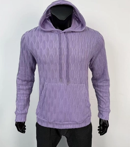 Détail du sweat à capuche violet avec tissu à texture gaufrée et poche kangourou pratique
