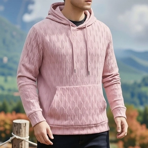 Détail du sweat à capuche rose clair avec texture plissée 3D géométrique et cordon