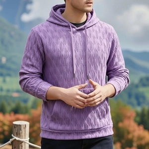 Détails du sweat à capuche violet pour homme avec texture jacquard 3D et poche frontale